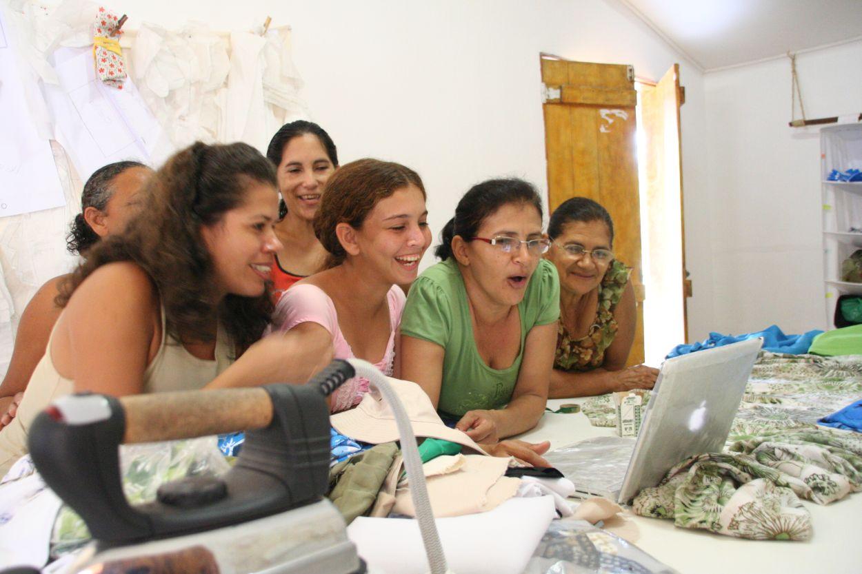 Brasilianische Frauen machen eine Ausbildung
