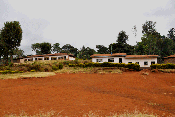 Schulgebäude der Shimbwe Chini Primary School mit Fußballplatz