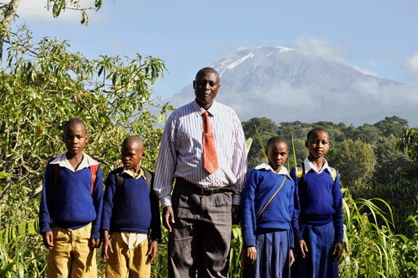 Schuldirektor der Shimbwe Chini Primary School mit Schüler