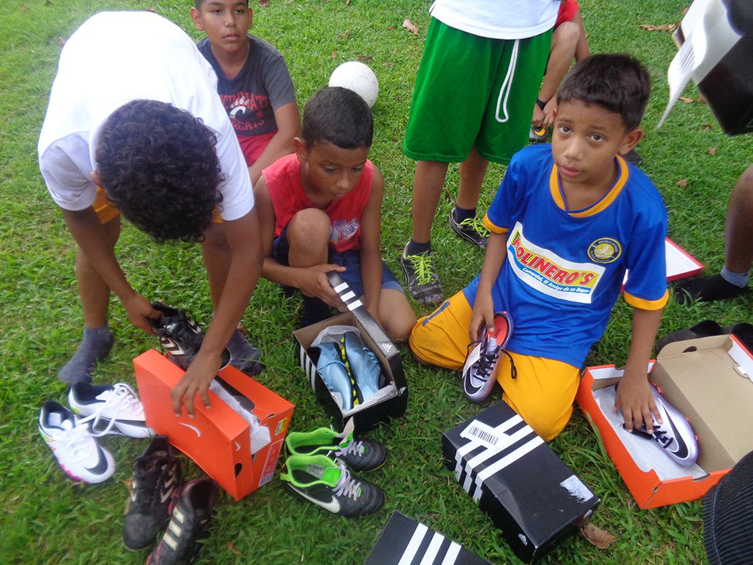 Up-and-coming football stars kitted out - Escuela Lyoness