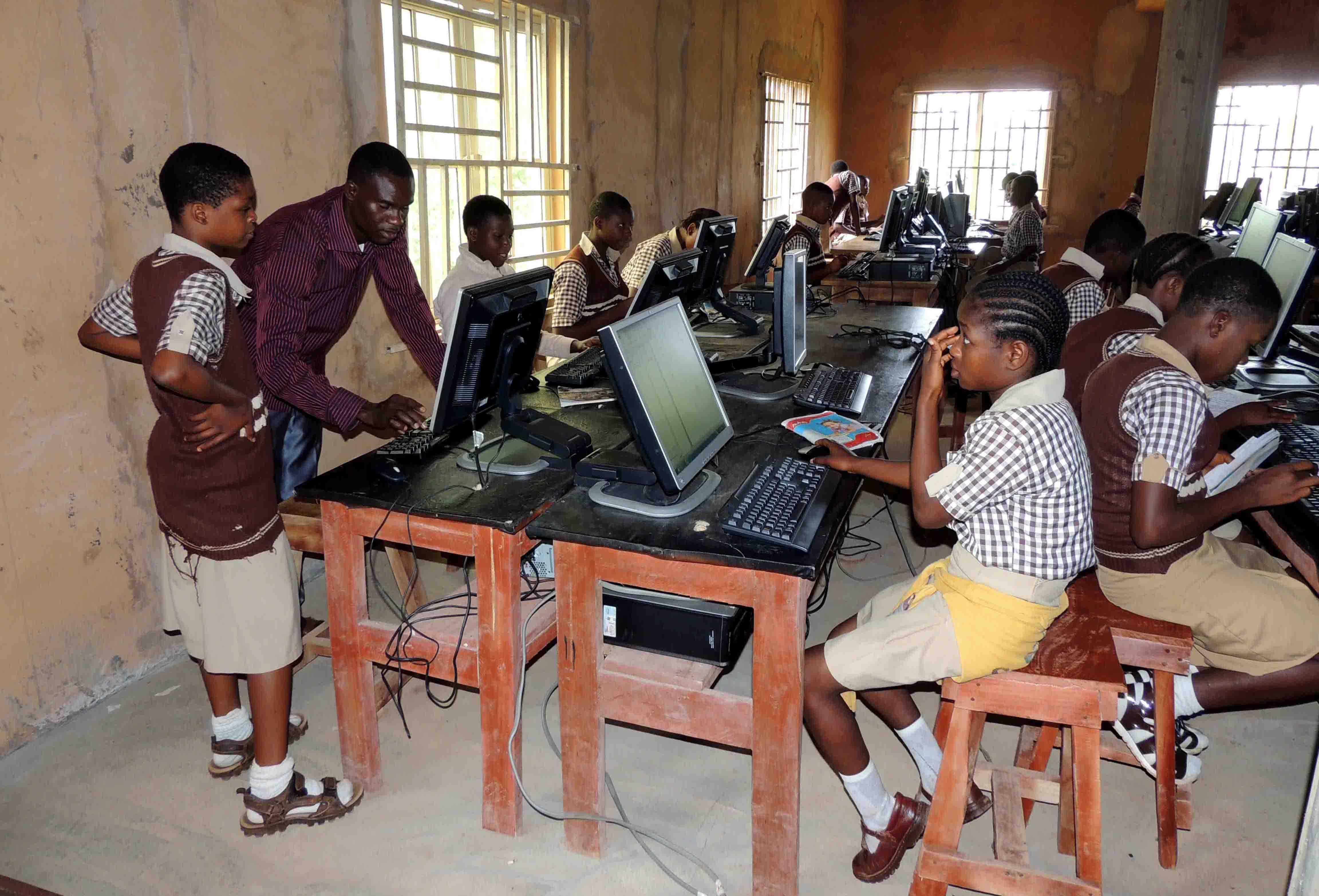 Fertigstellungsarbeiten sind voll im Gange in der Holy Trinity School - Bildungsprojekt in Nigeria