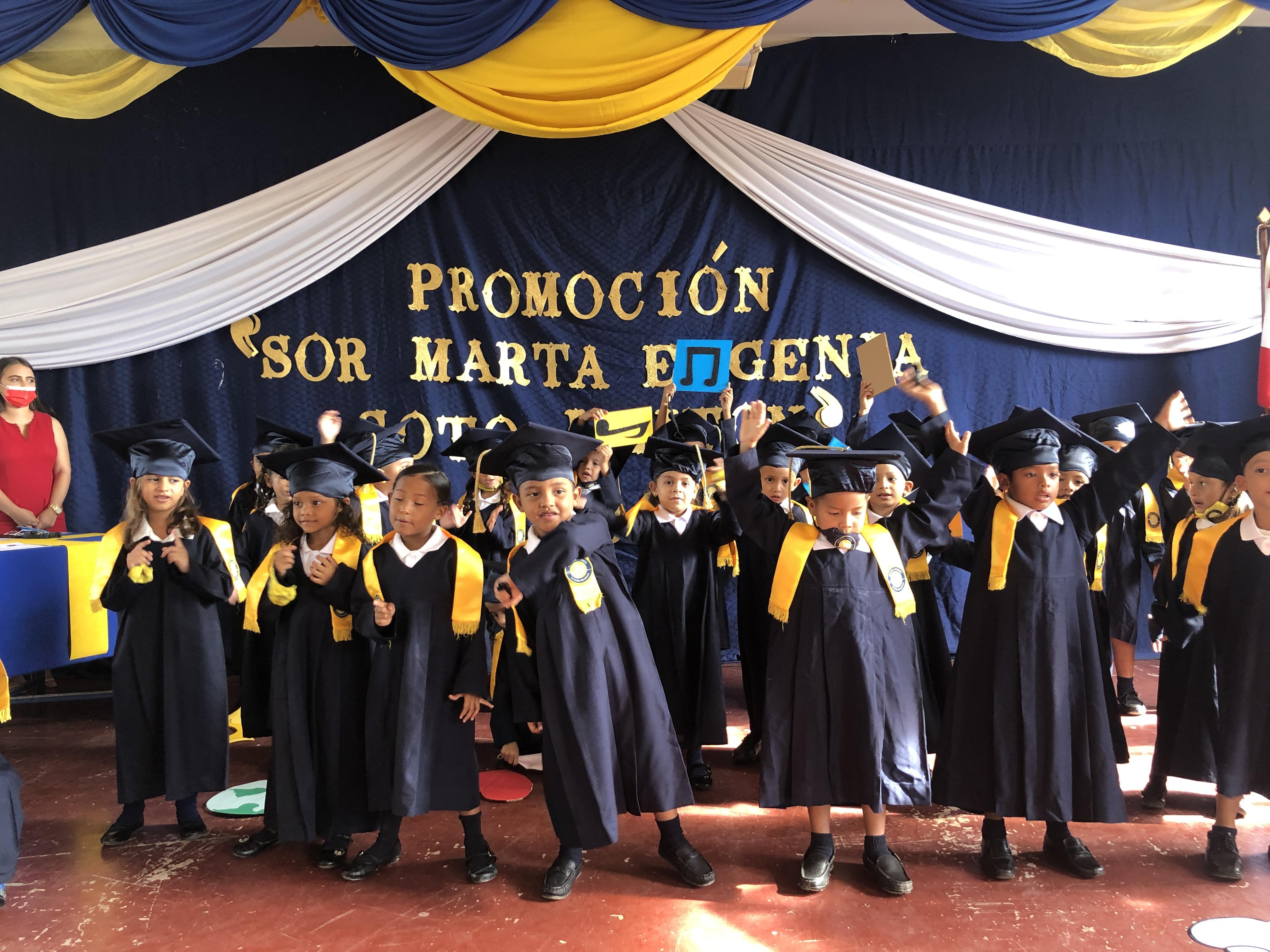 Ein historischer Moment: Die erste Klasse der CFF Escuela in Honduras macht ihren Abschluss!