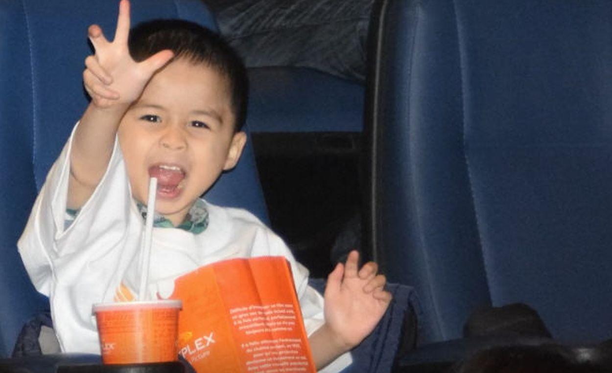 Kleiner Junge im Kino