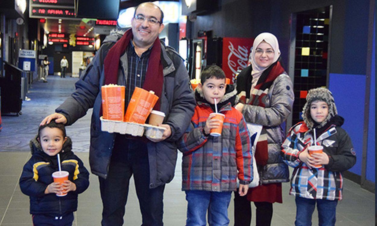 Einwandererfamilie im Kino