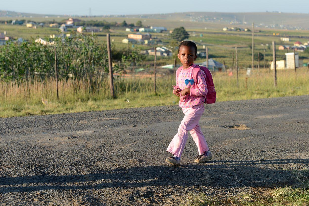 Schulkind in Qunu, Südafrika