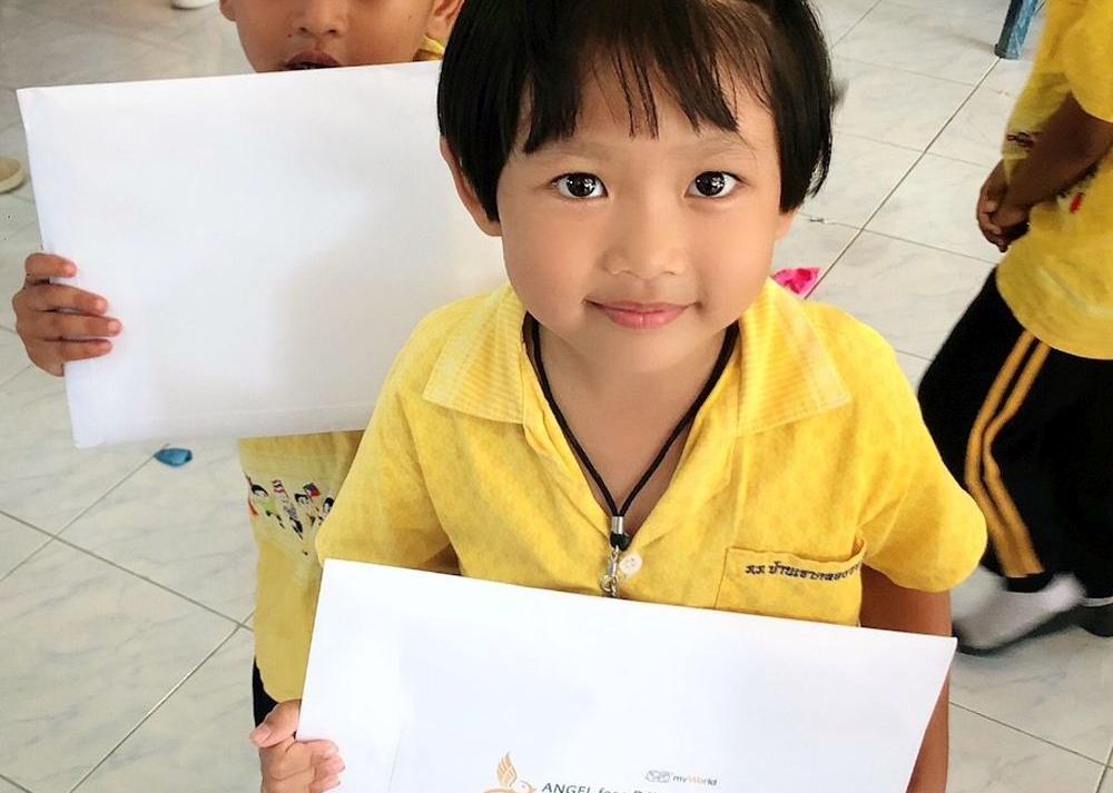 Thailändisches Kind erhält Auszeichnung für gute Schulleistung