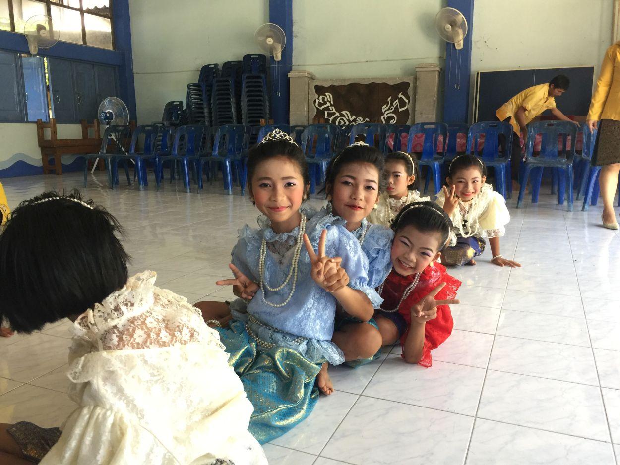 Traditionell gekleidete thailändische Kinder