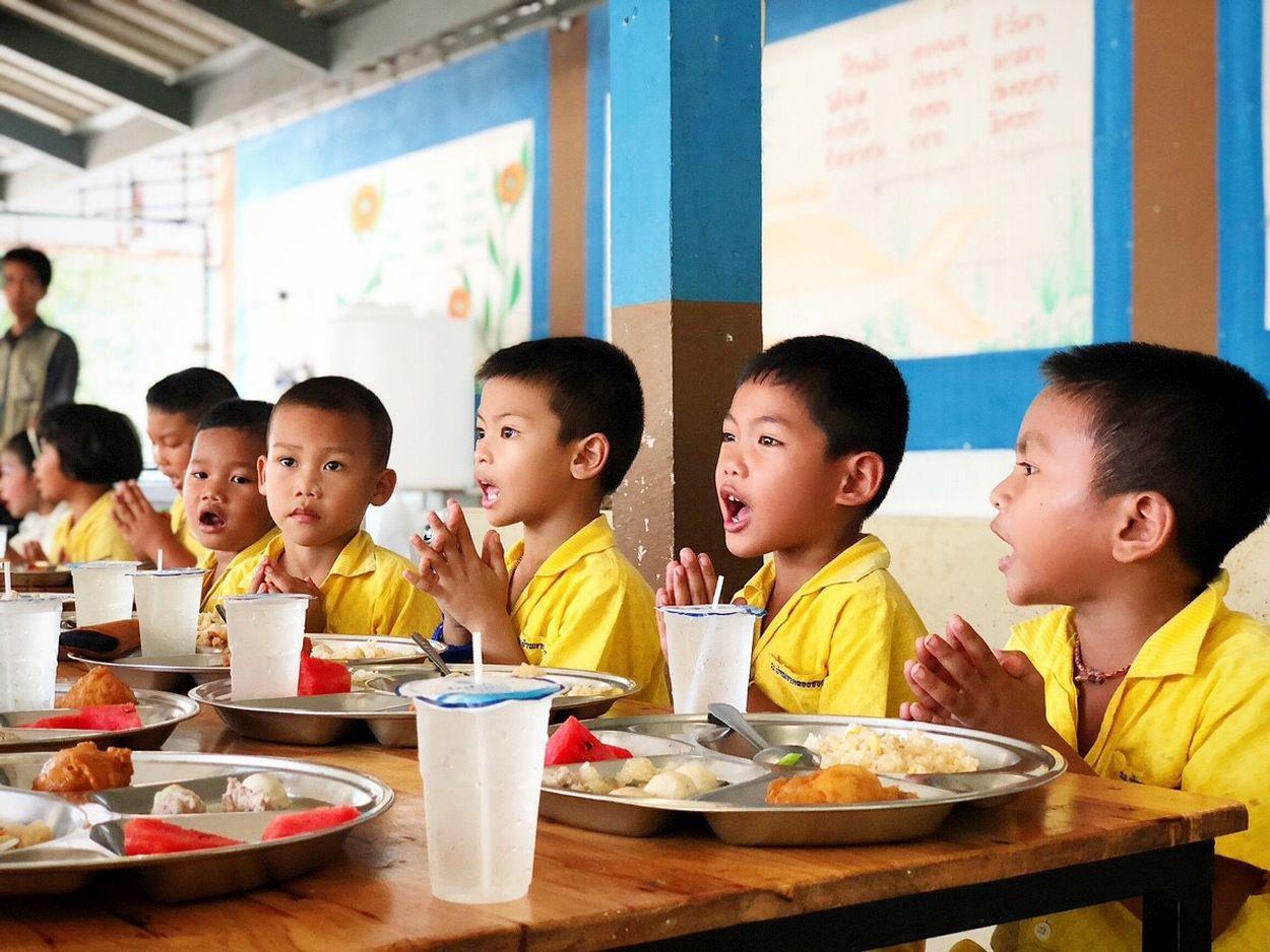 Ausgewogene Mahlzeit für Kinder in Thailand