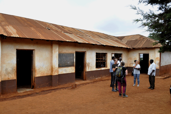 Altuelle Schulgebäude der Shimbwe Chini School mit Projekmanager der CFF