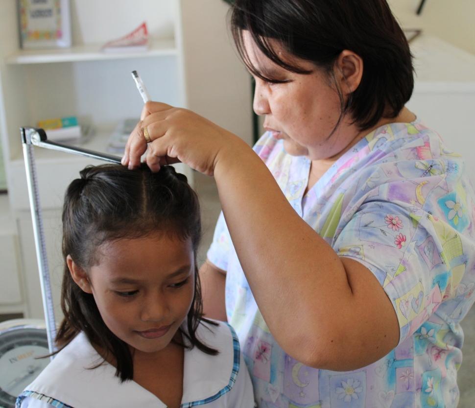 Schularzt hilf Kindern auf den Philippinen durch das Engegement der Child & Family Foundation