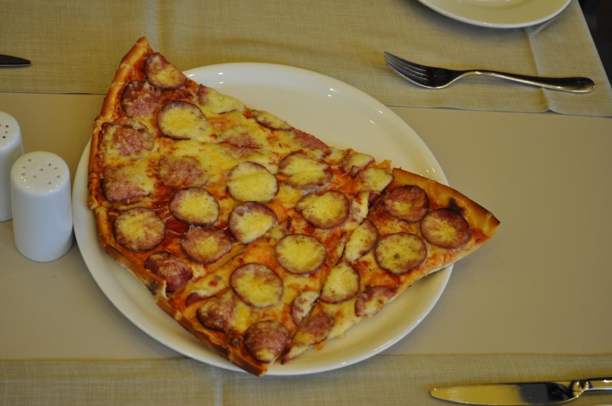 Angel for a Day Lettland - Pizzaessen wird ermöglicht durch die Child & Family Foundation