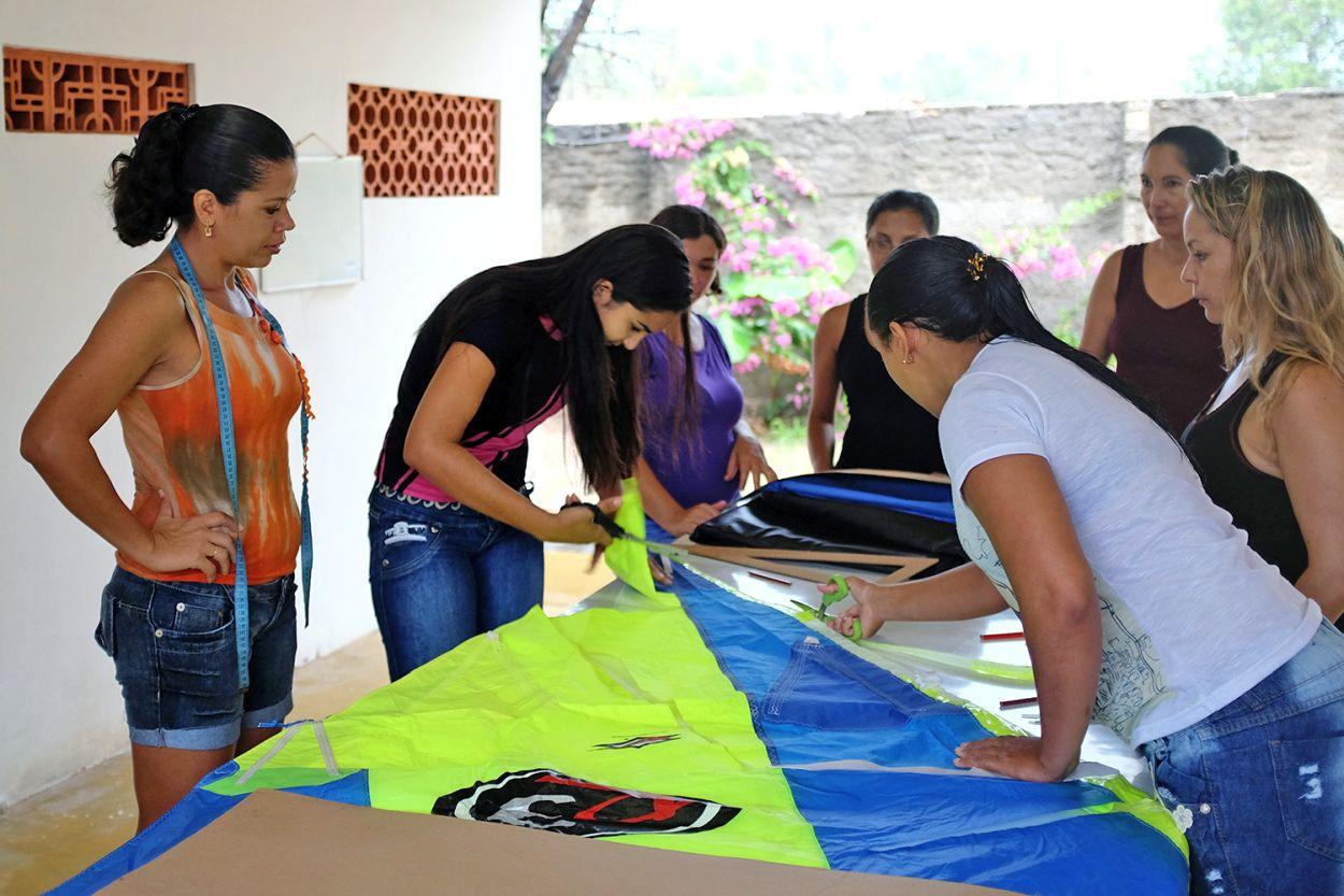 Brasilianische Frauen beim Nähen