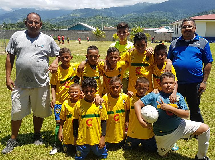 A big football match to celebrate 5 years - Escuela Lyoness