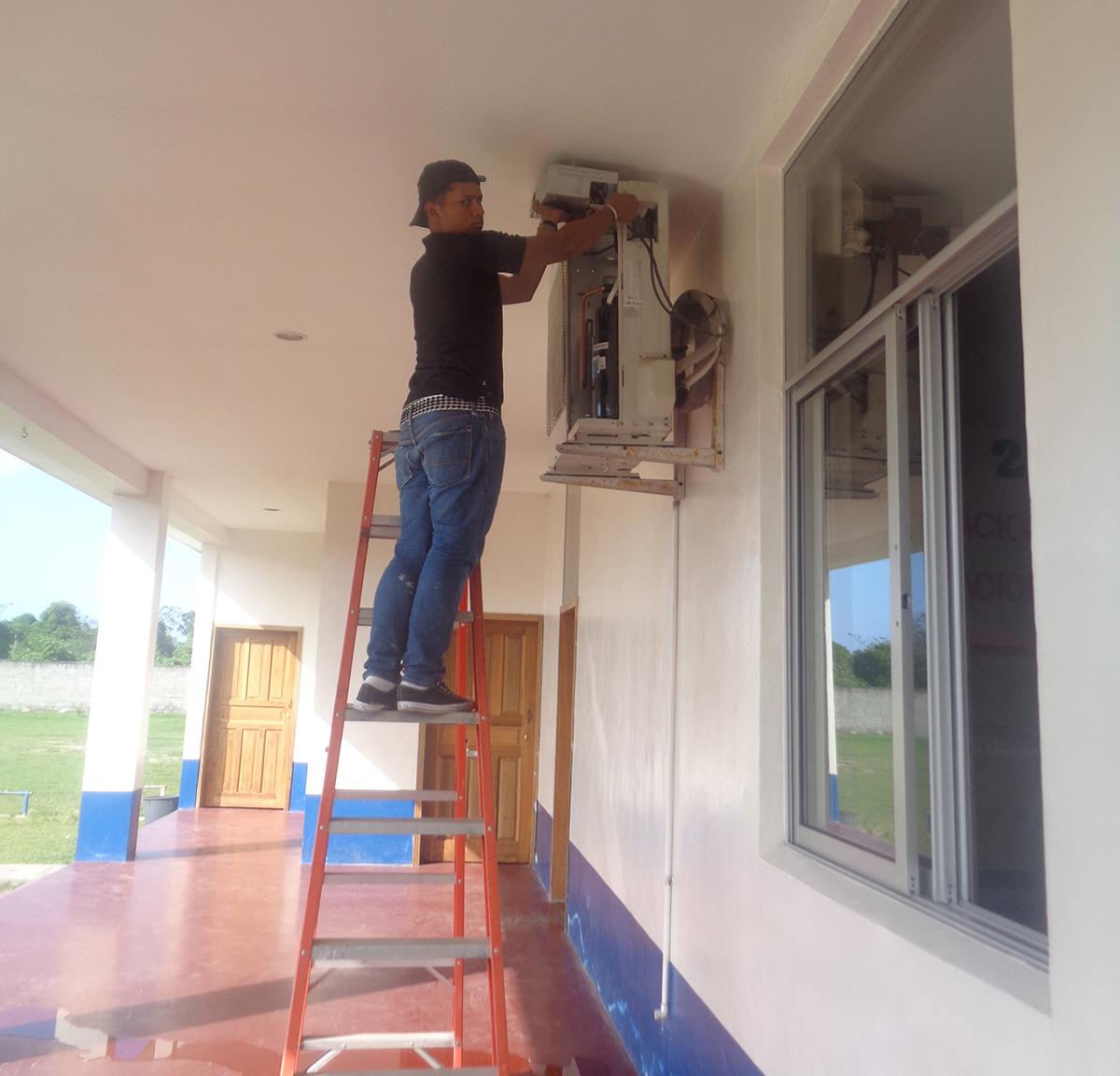 Maintenance of the air conditioning system and solar panels at the Escuela Lyoness