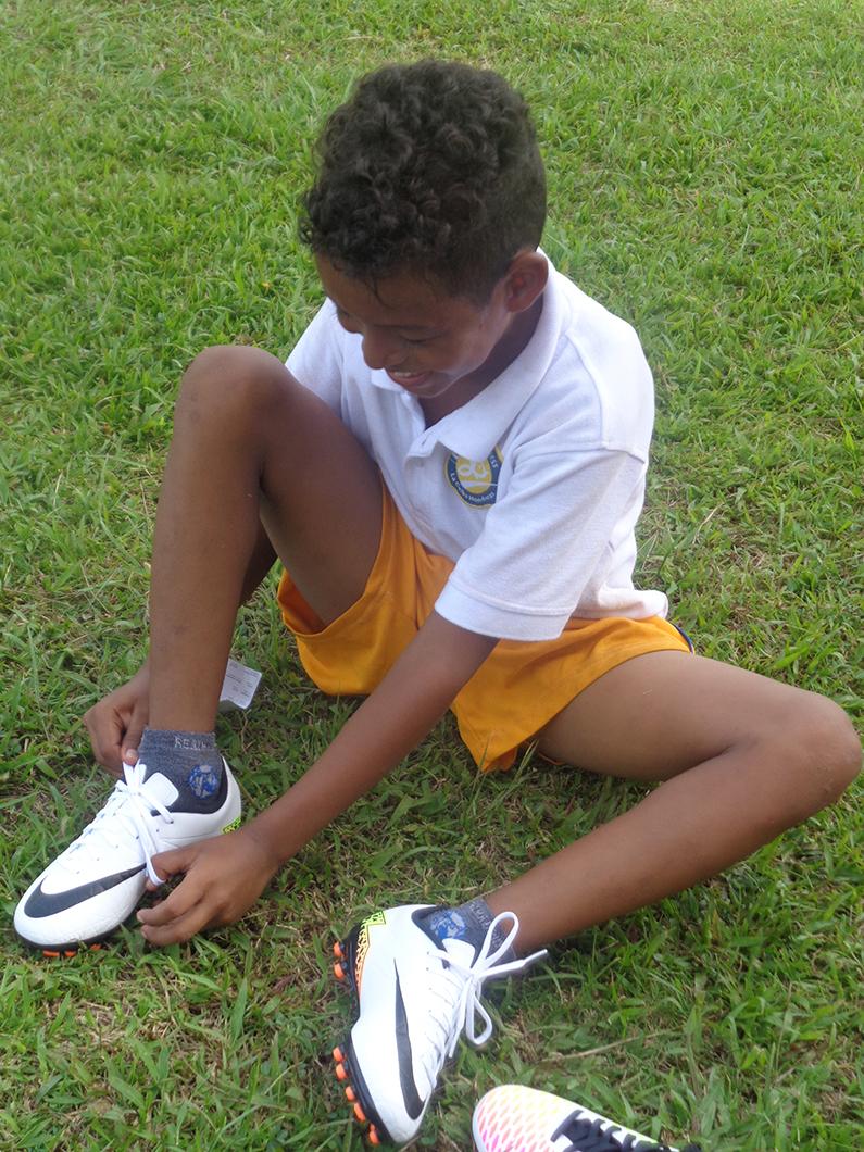 Up-and-coming football stars kitted out - Escuela Lyoness