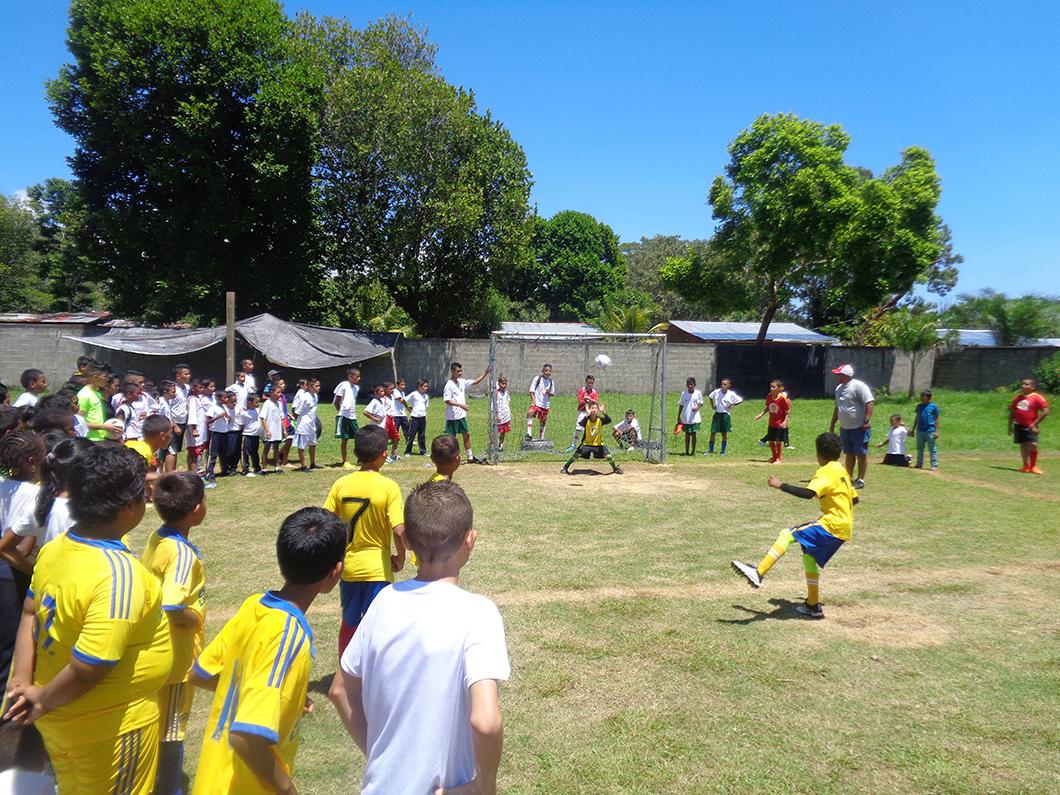 A big football match to celebrate 5 years - Escuela Lyoness