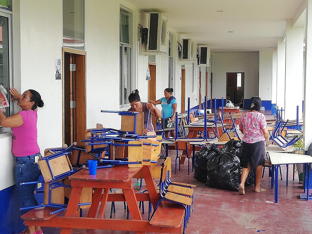 Cleaning day at the Escuela Lyoness
