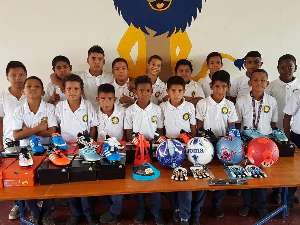 Up-and-coming football stars kitted out - Escuela Lyoness