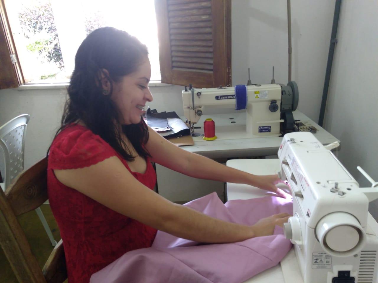4 new students in the sewing course at  Projeto Textil, Brasilien - Child & Family Foundation 