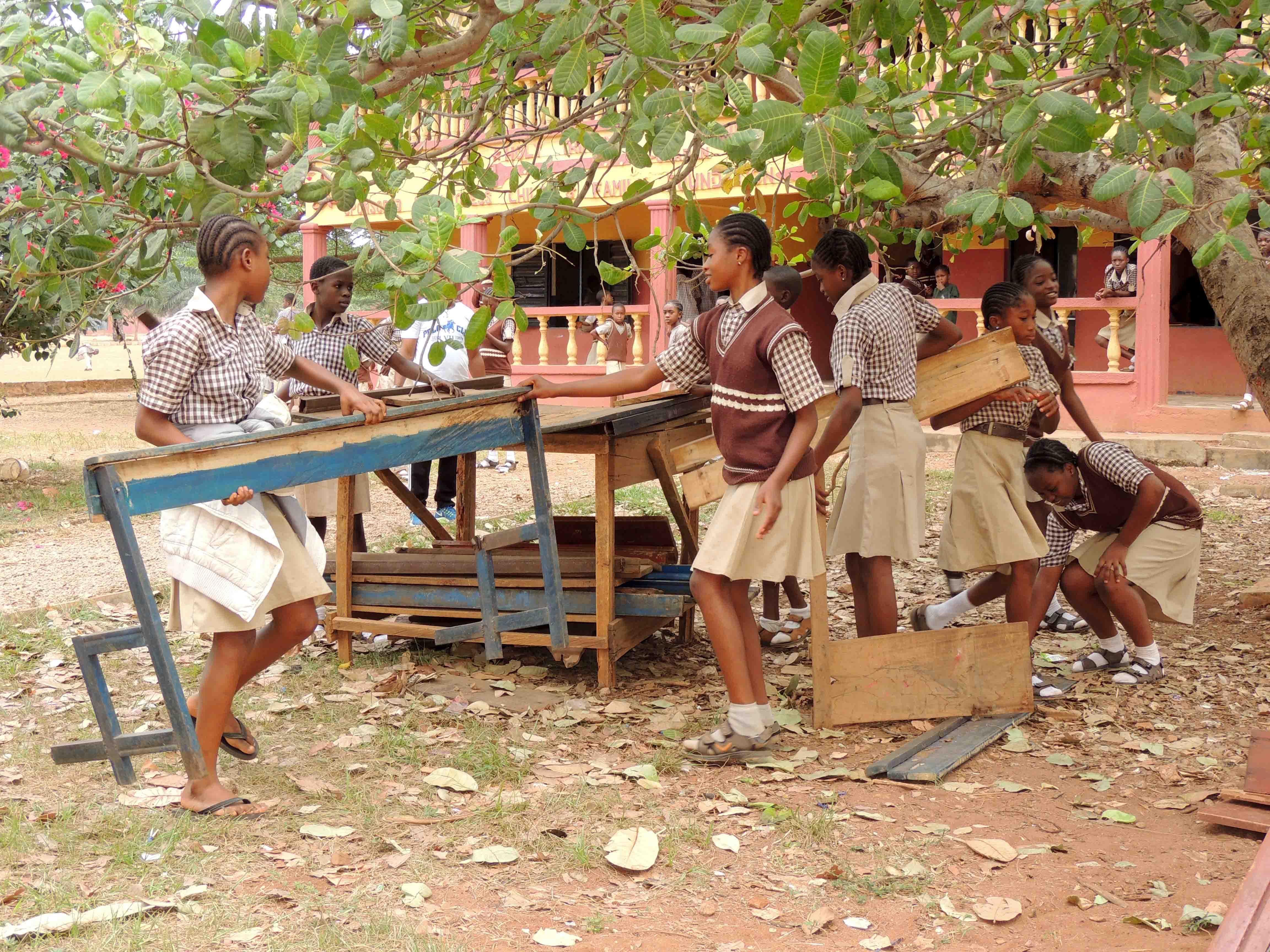 Gemeinsame Schulreinigung Nigeria