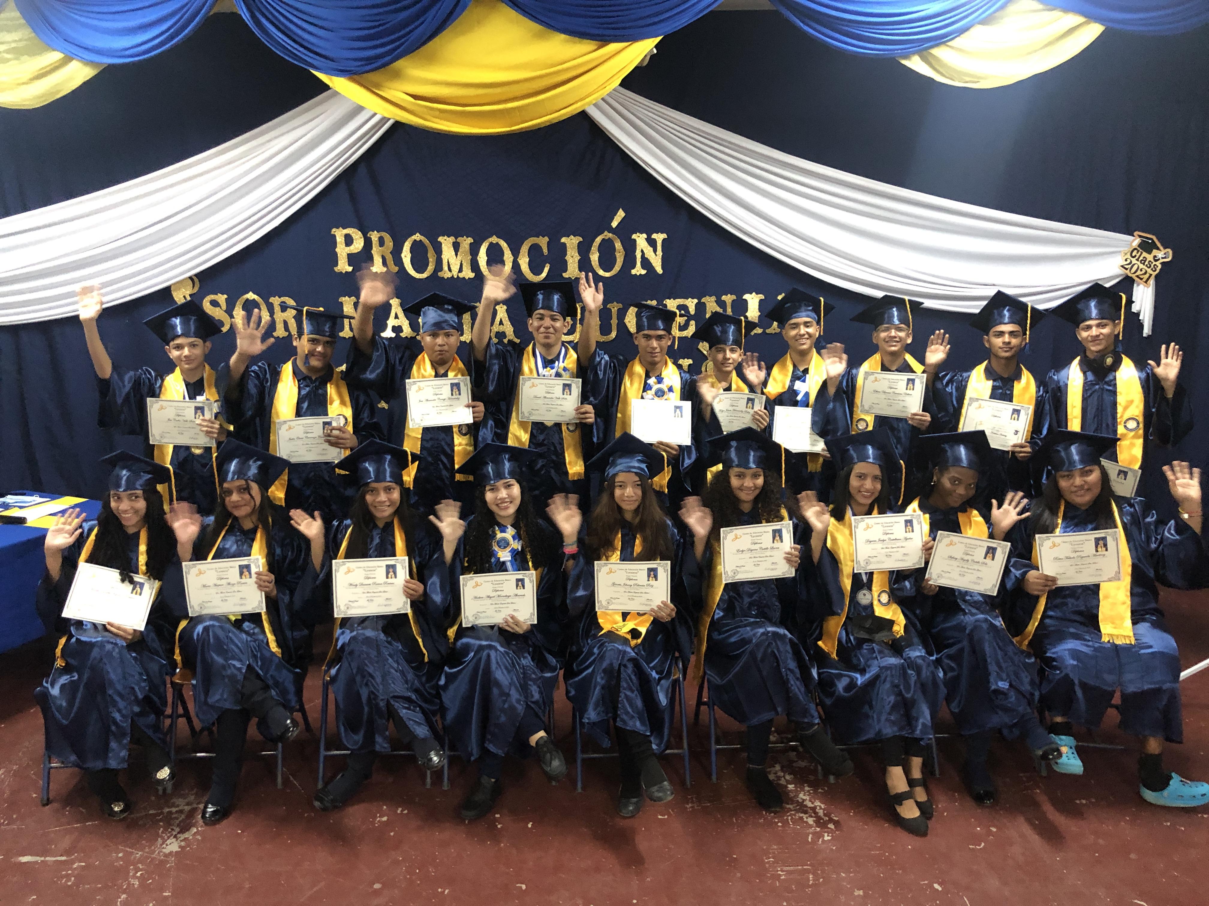Ein historischer Moment: Die erste Klasse der CFF Escuela in Honduras macht ihren Abschluss!