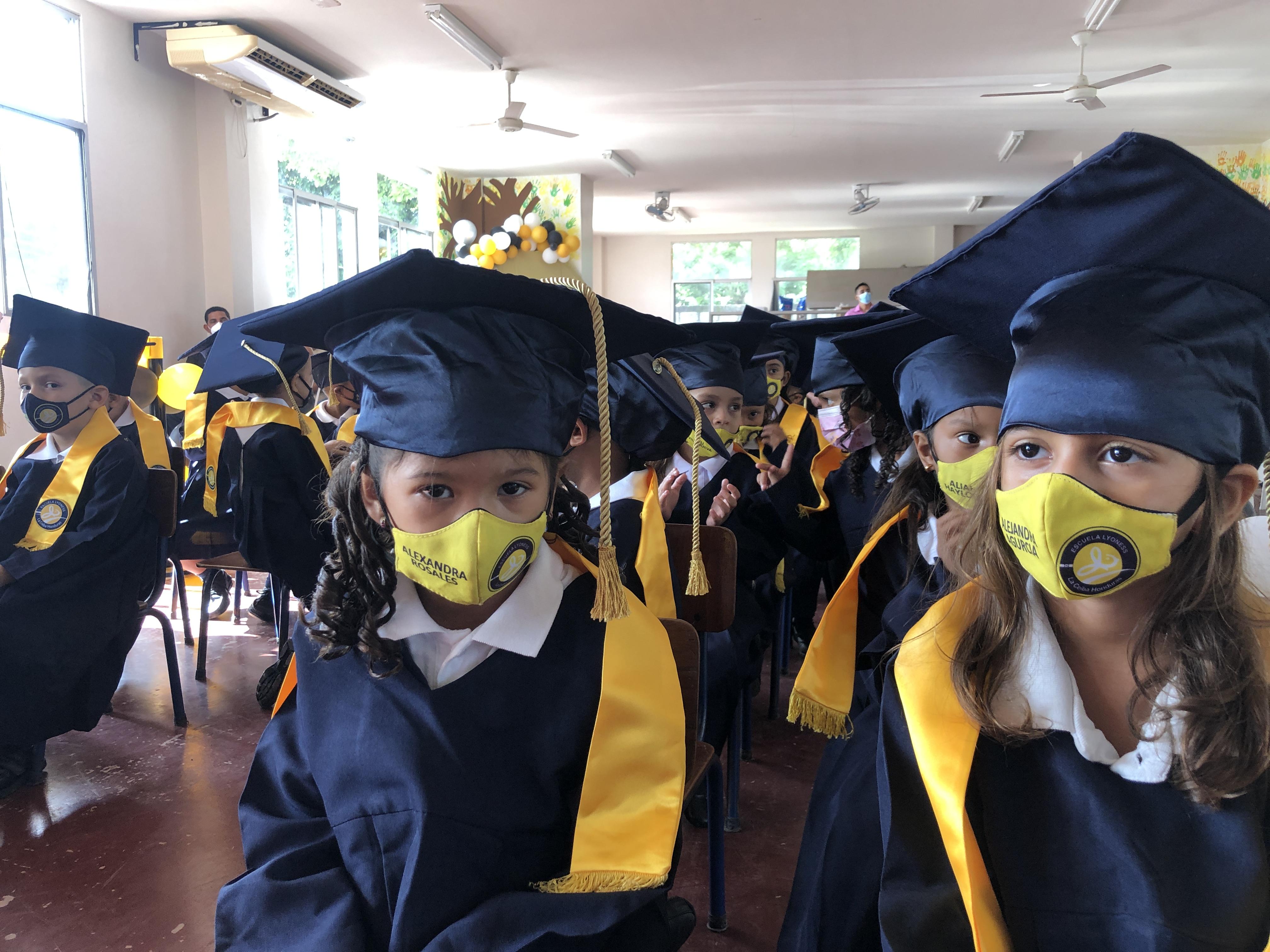 Ein historischer Moment: Die erste Klasse der CFF Escuela in Honduras macht ihren Abschluss!