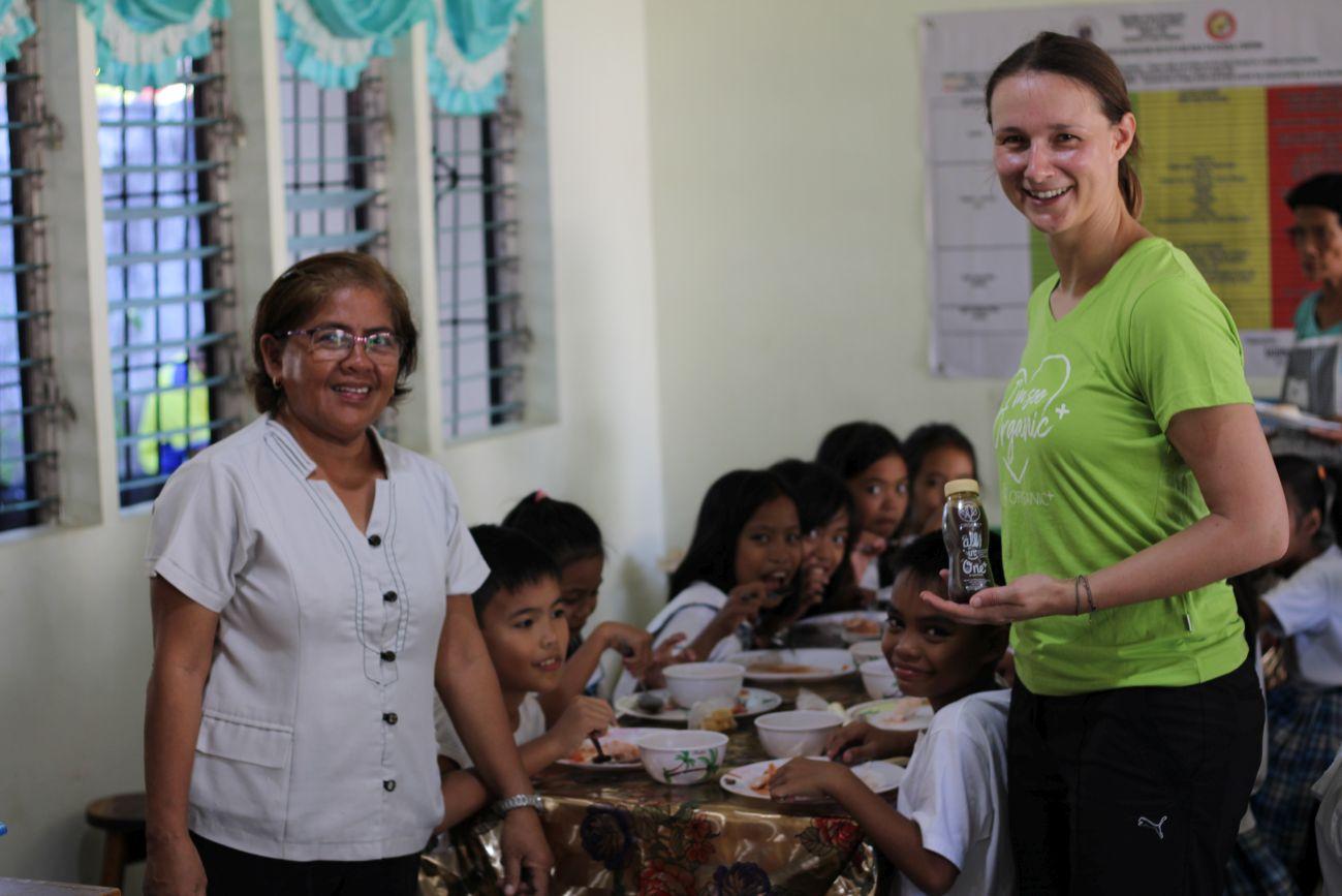 Vitaminkur für mangelernährte Kinder auf den Philippinen All in one organic