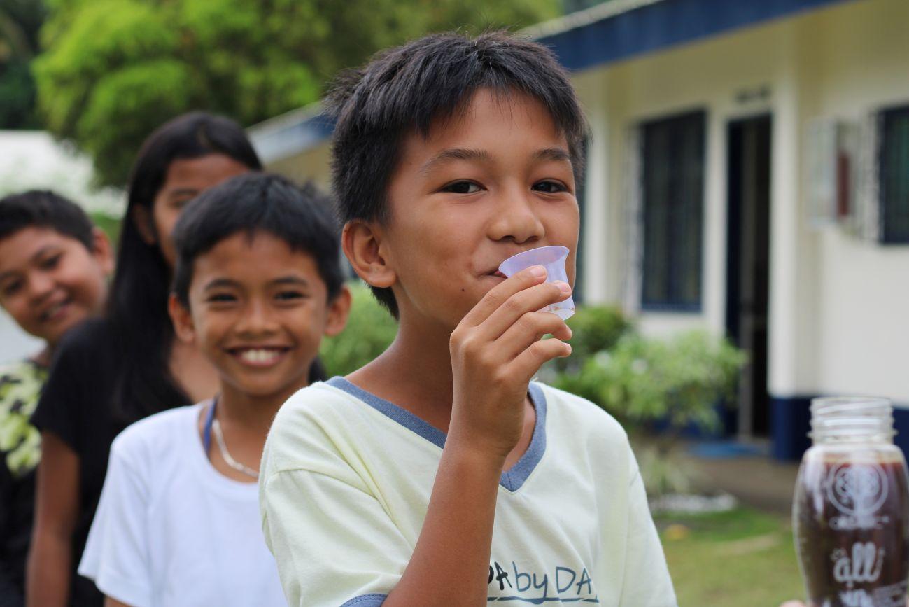 Vitaminkur für mangelernährte Kinder auf den Philippinen All in one organic