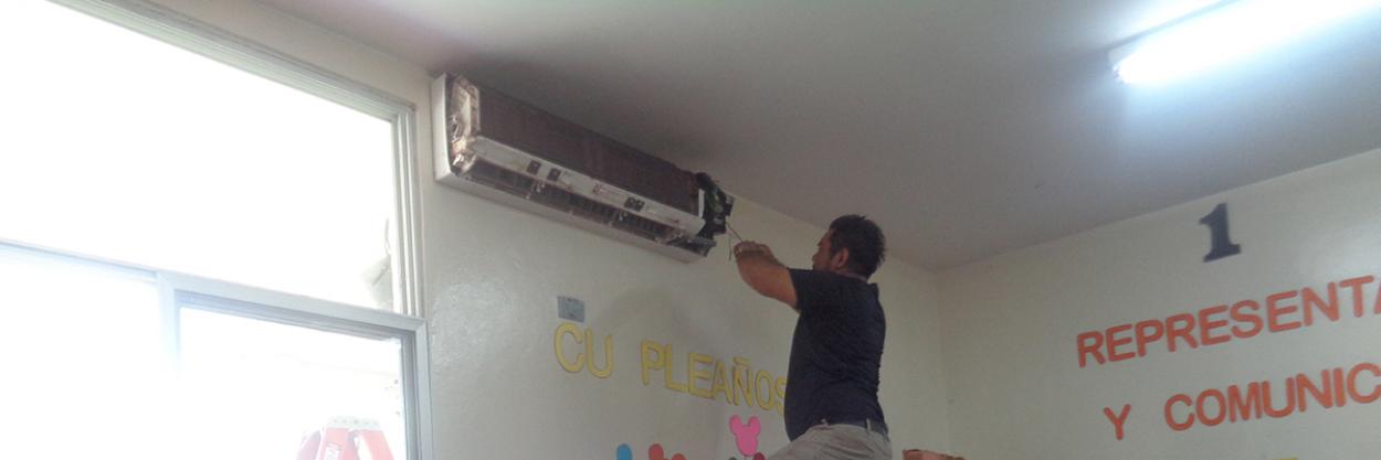 Maintenance of the air conditioning system and solar panels at the Escuela Lyoness