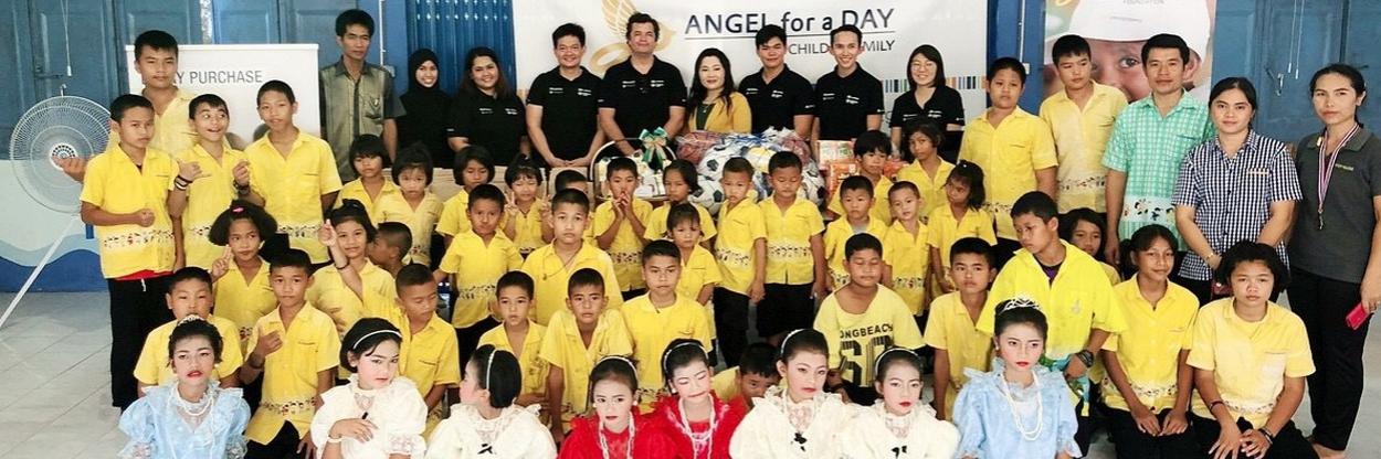 Group image of our Angel for a Day in Thailand