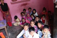 Schüler der Shanti Public School mit Lehrerin 