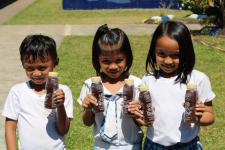 Vitaminkur für mangelernährte Kinder auf den Philippinen All in one organic